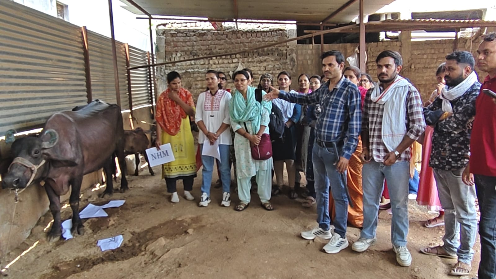 संविदा स्वास्थ्य कैमियो की हड़ताल के 8 वे दिन अनोखा विरोध प्रदर्शन देखने को मिला सरकार को भैस रूपी मानकर ज्ञापन सौपा 
