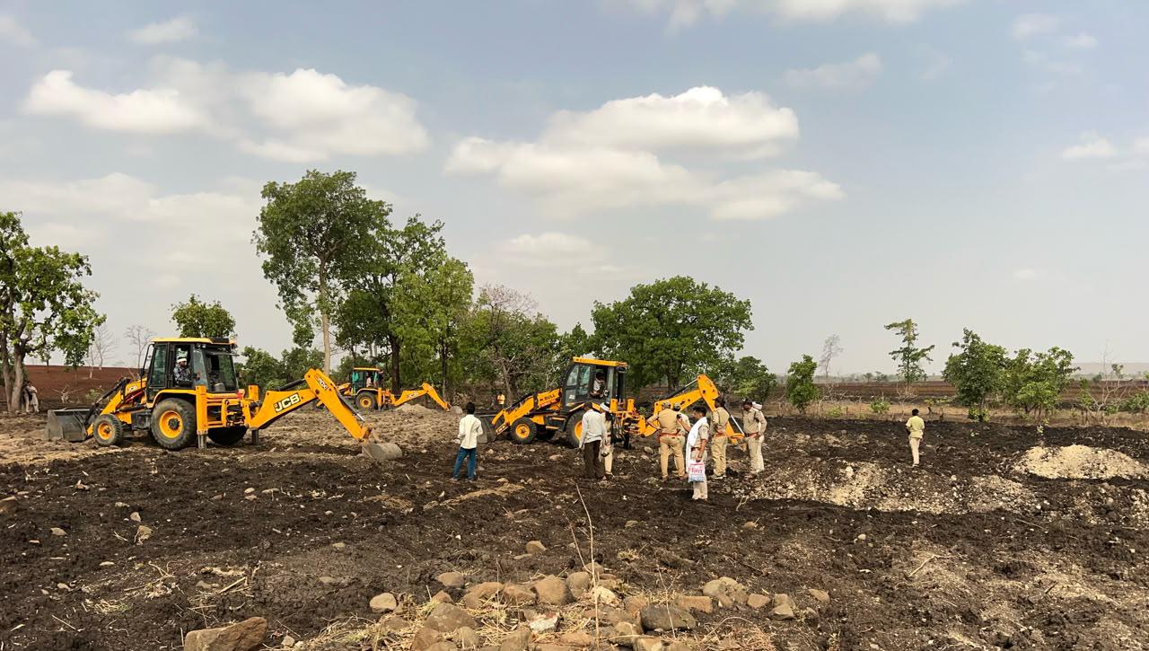 वन परिक्षेत्र नावरा की बीट डेहरिया के कक्ष क्रमांक 260 में 90 से अधिक स्टाफ की मौजूदगी में अतिक्रमण कार्यों का अतिक्रमण किया हुआ हटाया गया l