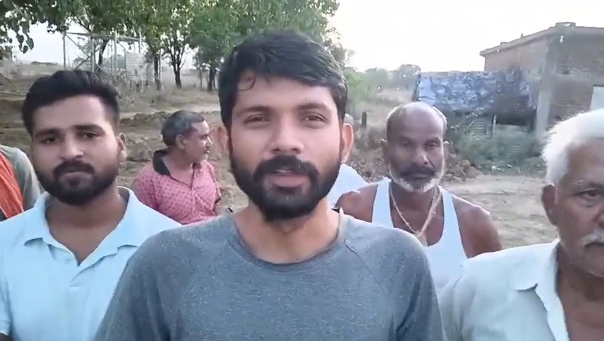 78 साल बाद भी सड़क से वंचित पुरवा, किसानों ने खुद शुरू कराया सड़क निर्माण
