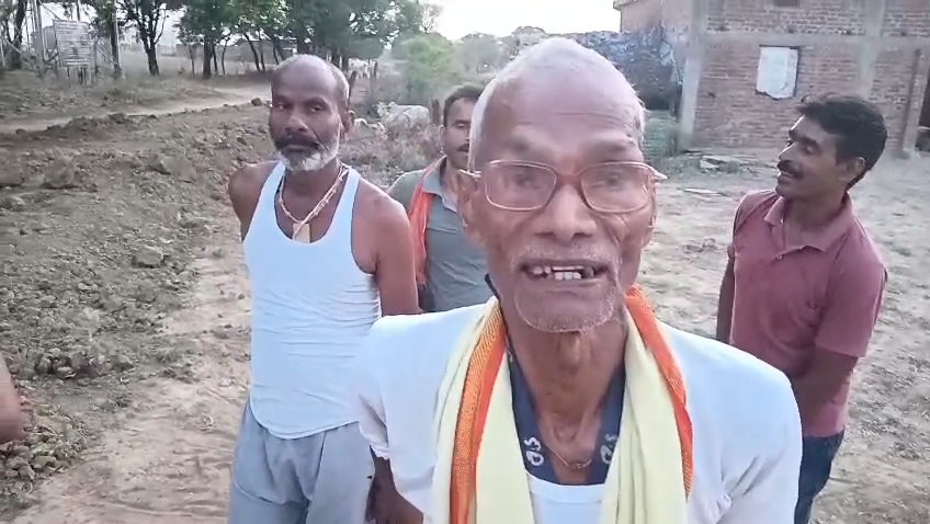 78 साल बाद भी सड़क से वंचित पुरवा, किसानों ने खुद शुरू कराया सड़क निर्माण