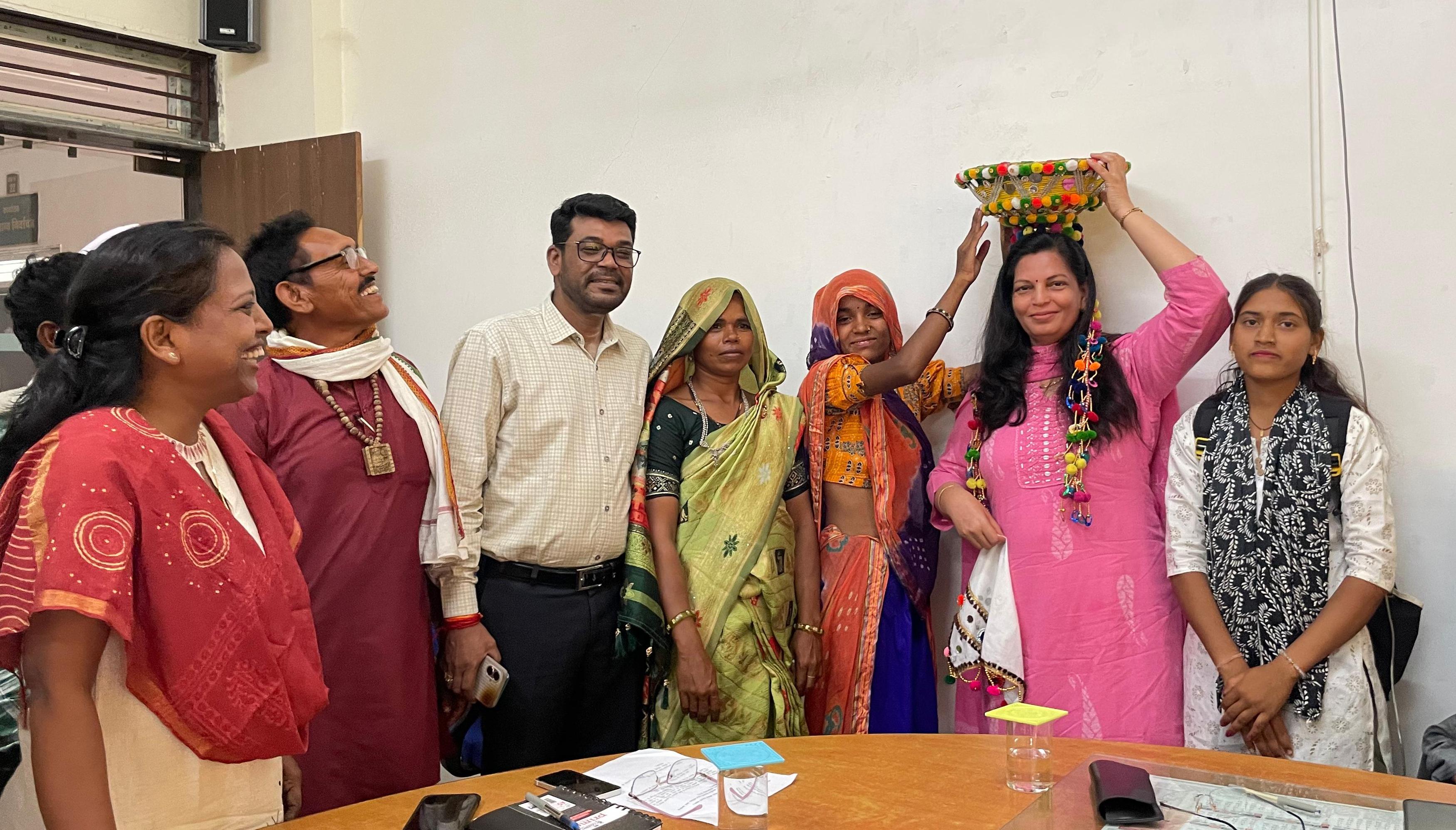 10 साल की प्यास बुझी, जनसुनवाई से मिली राहत भील फलिया में लगा नया हैंडपंप, ग्रामीणों ने कलेक्टर का किया सम्मान