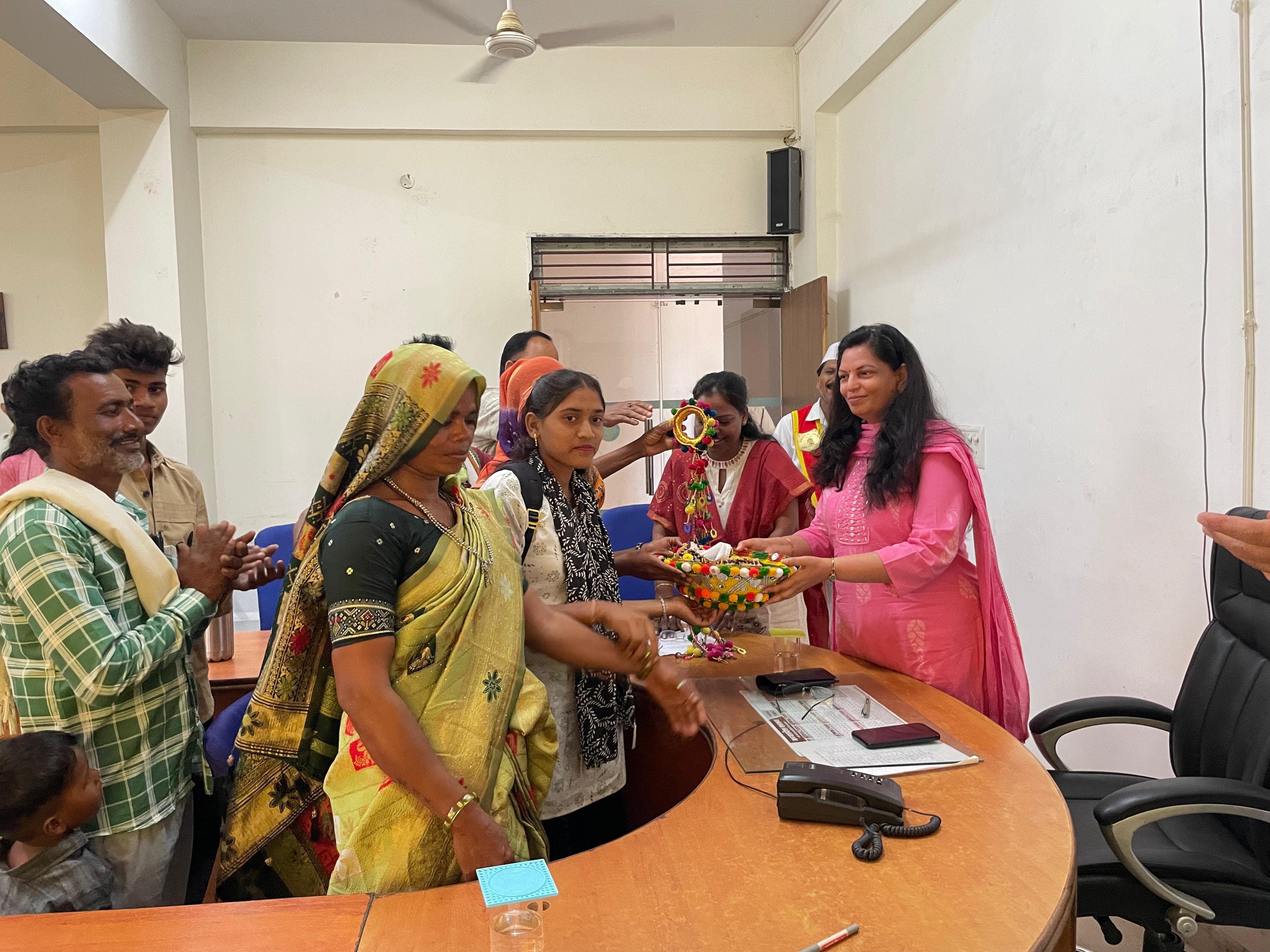 10 साल की प्यास बुझी, जनसुनवाई से मिली राहत भील फलिया में लगा नया हैंडपंप, ग्रामीणों ने कलेक्टर का किया सम्मान