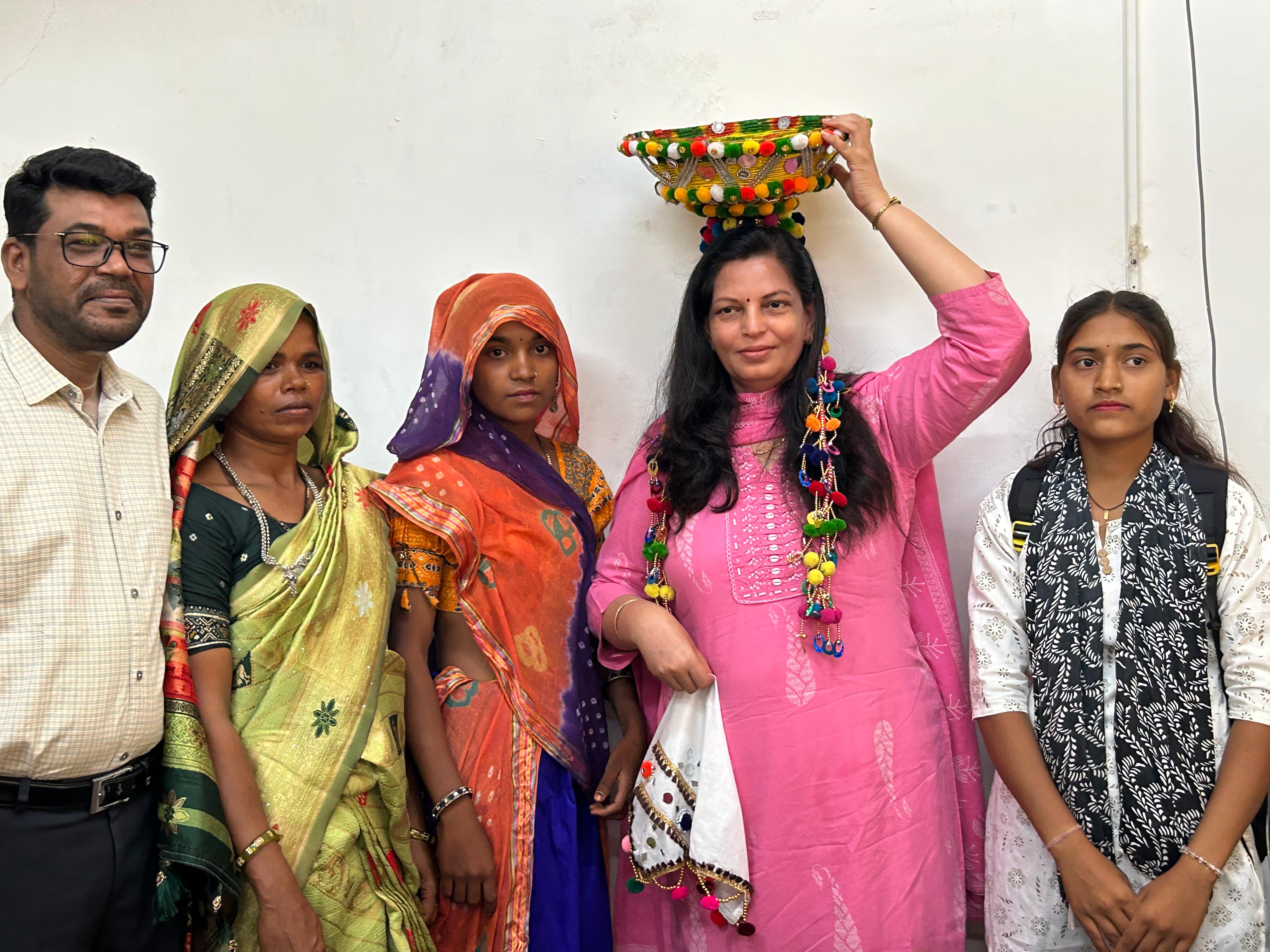 10 साल की प्यास बुझी, जनसुनवाई से मिली राहत भील फलिया में लगा नया हैंडपंप, ग्रामीणों ने कलेक्टर का किया सम्मान
