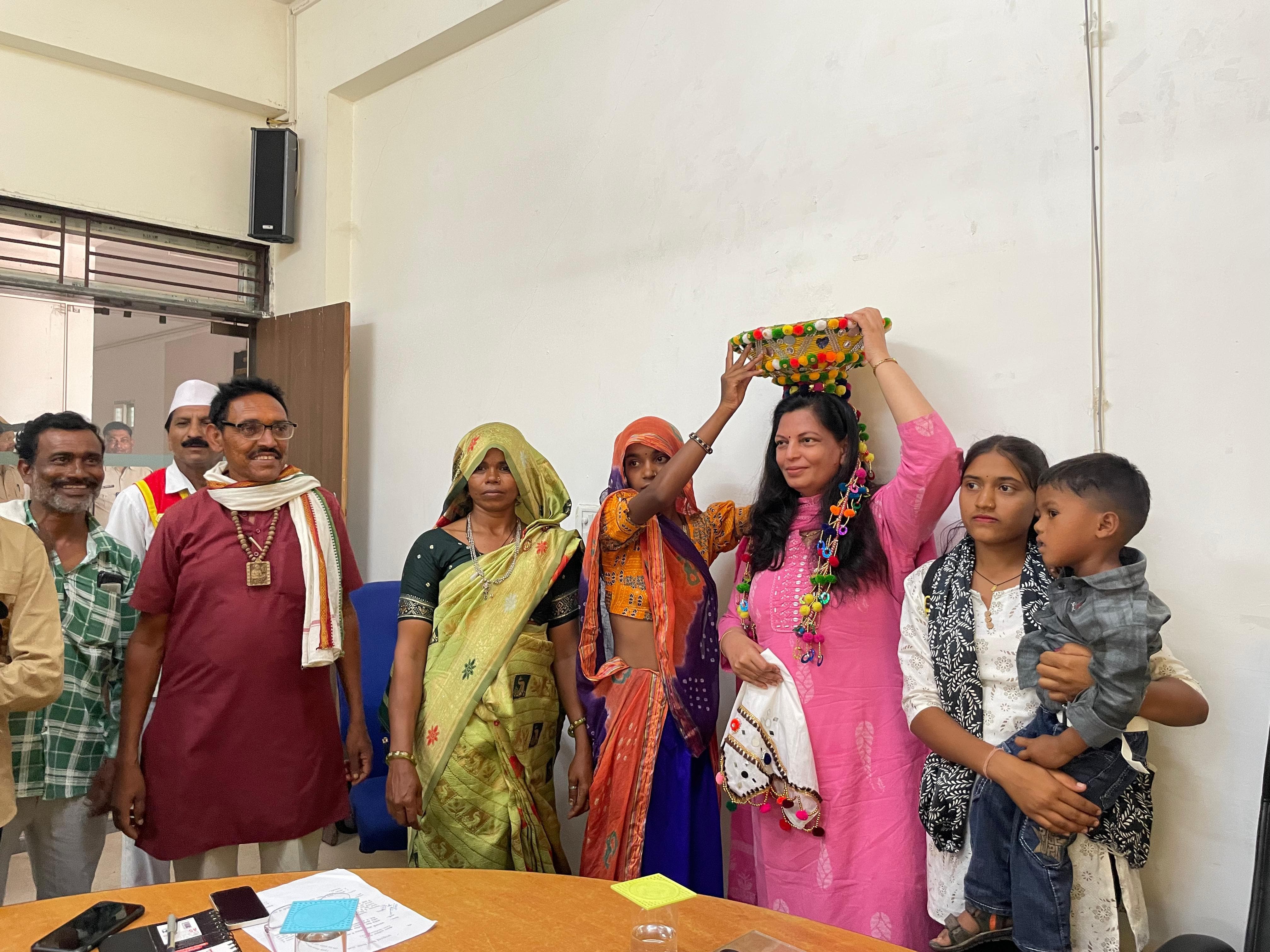 10 साल की प्यास बुझी, जनसुनवाई से मिली राहत भील फलिया में लगा नया हैंडपंप, ग्रामीणों ने कलेक्टर का किया सम्मान