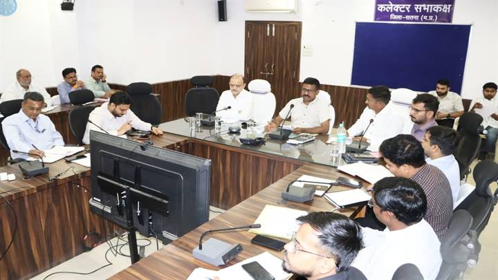 सतना: कलेक्टर के कड़े निर्देश, खाद की उपलब्धता और फार्मर रजिस्ट्री में तेजी लाने को कहा