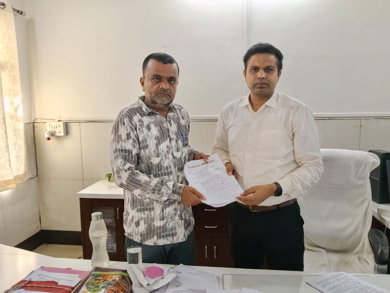 बिजली कंपनी की मनमानी के विरोध में कांग्रेस नेता ने सौंपा ज्ञापन