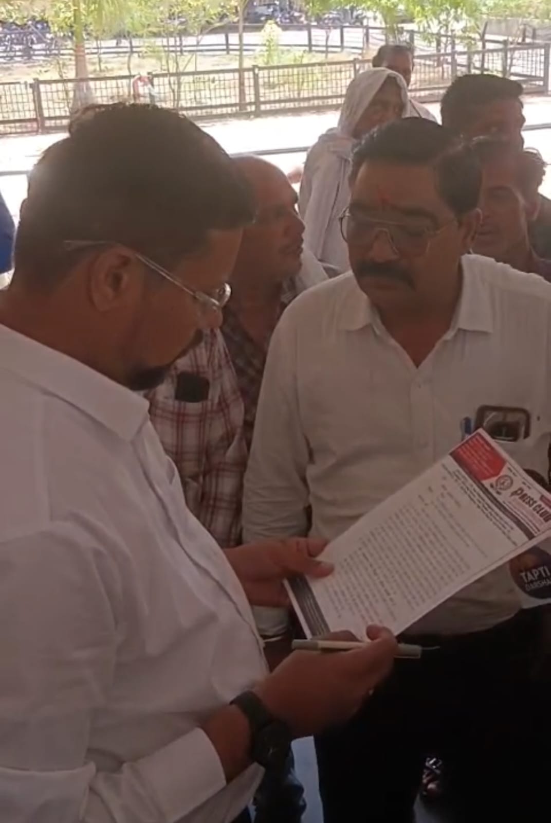 *अस्पताल की लापरवाही सामने आई तो भड़का कर्मचारी, पत्रकार को कहा- 