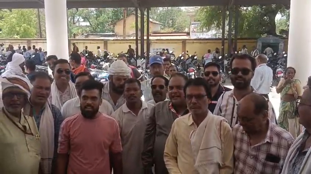 *अस्पताल की लापरवाही सामने आई तो भड़का कर्मचारी, पत्रकार को कहा- 