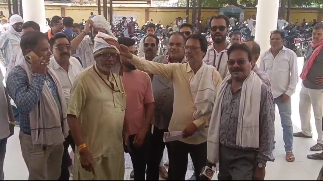 *अस्पताल की लापरवाही सामने आई तो भड़का कर्मचारी, पत्रकार को कहा- 