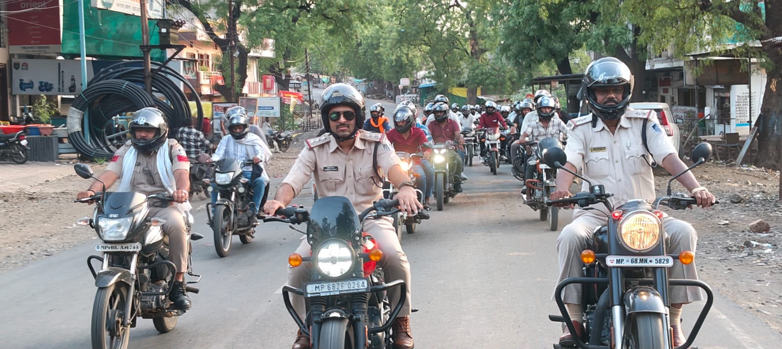 खकनार में यातायात नियमो का पालन करने हेतु ग्राम कोटवारों को दिलाई शपथ 50 कोटवारों को दिए हेलमेट  वाहन रैली निकाली