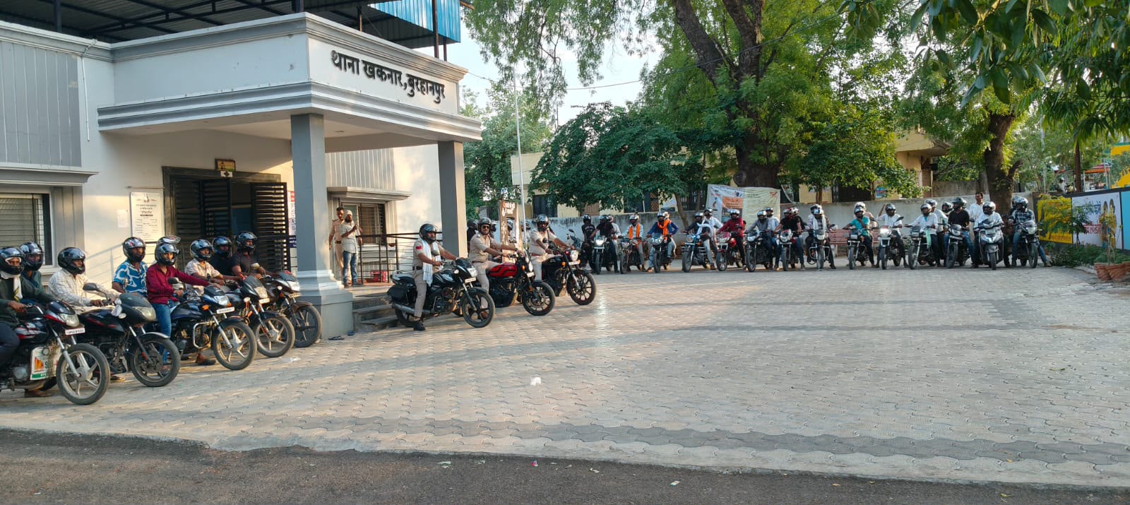 खकनार में यातायात नियमो का पालन करने हेतु ग्राम कोटवारों को दिलाई शपथ 50 कोटवारों को दिए हेलमेट  वाहन रैली निकाली