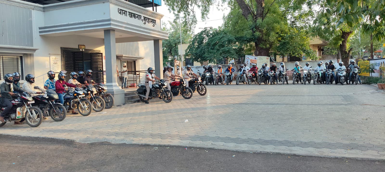 खकनार में यातायात नियमो का पालन करने हेतु ग्राम कोटवारों को दिलाई शपथ 50 कोटवारों को दिए हेलमेट  वाहन रैली निकाली