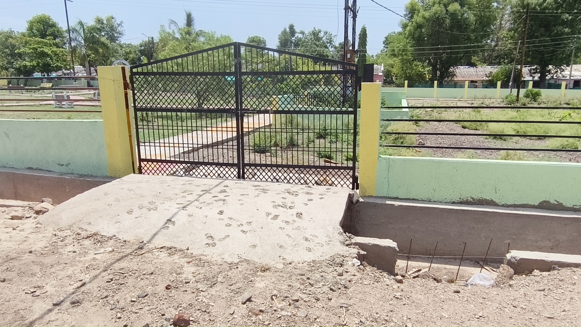 वार्ड क्रमांक 11 में गार्डन से लगकर बनी नाली ठेकेदार द्वारा मनमानी तरीके से बनाई गई। बारिश का पानी घुसेगा वार्ड वासियों के घरों में