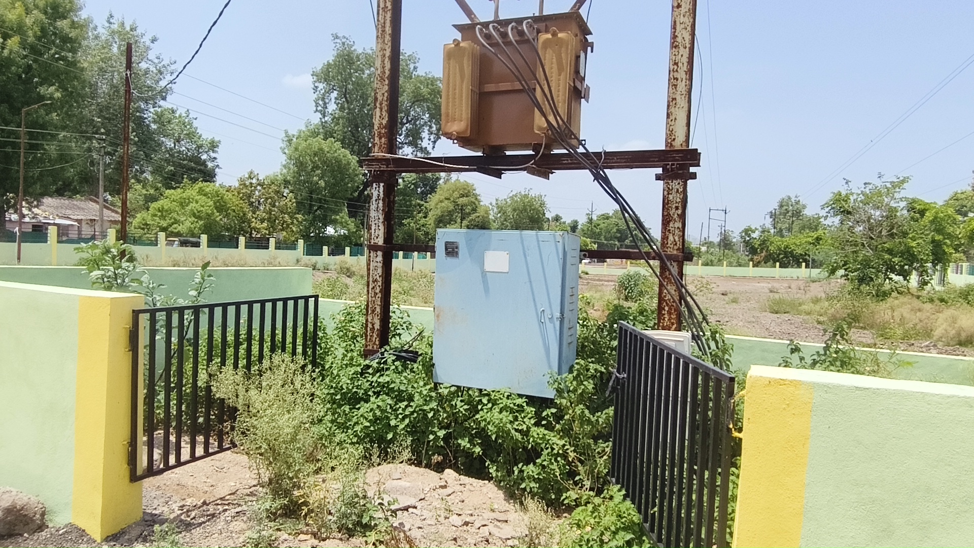 वार्ड क्रमांक 11 में गार्डन से लगकर बनी नाली ठेकेदार द्वारा मनमानी तरीके से बनाई गई। बारिश का पानी घुसेगा वार्ड वासियों के घरों में