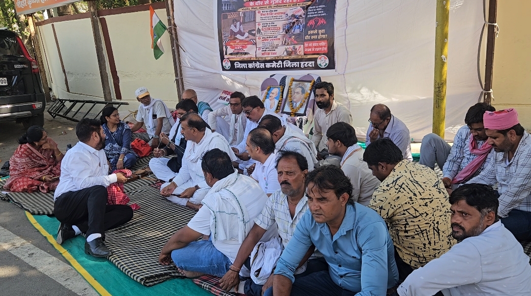 मीनाक्षी नटराजन का नामांकन रद्द होने के बाद आज प्रदेश कांग्रेस के आह्वान पर कांग्रेस ने प्रदेश में गांधीवादी तरीके से विरोध प्रदर्शन किया 