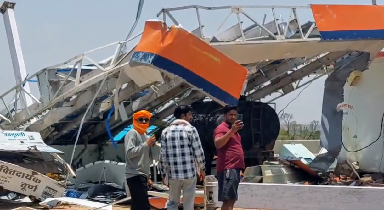दमोह जिले में आंधी तूफ़ान का कहर : पेट्रोल पंप क्षतिग्रस्त मकान की दीवार गिरी बेयरहॉउस के टीन शेड हवा में उड़े 