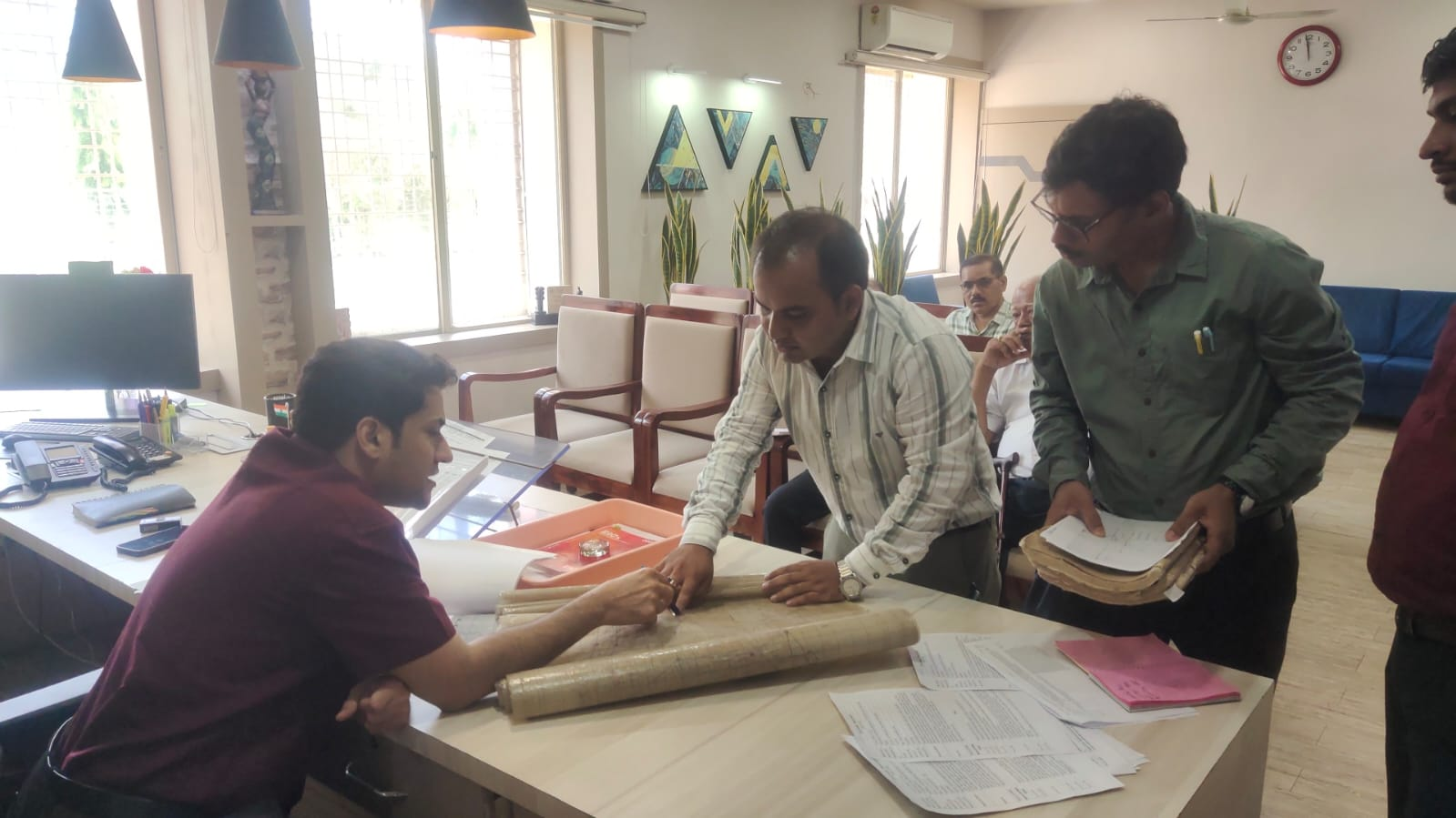 बालाघाट: सीएम हेल्पलाइन की लंबित शिकायतों पर कलेक्टर सख्त, समीक्षा बैठक में हुआ शिकायतों का निराकरण