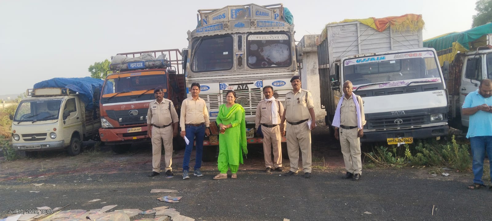 परिवहन विभाग ने औद्योगिक क्षेत्र देवास में  कार्रवाई कर बिना फिटनेस और  पीयूसी के संचालित 5 वाहनो  को किया जब्त