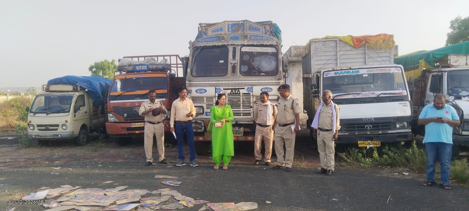 परिवहन विभाग ने औद्योगिक क्षेत्र देवास में  कार्रवाई कर बिना फिटनेस और  पीयूसी के संचालित 5 वाहनो  को किया जब्त