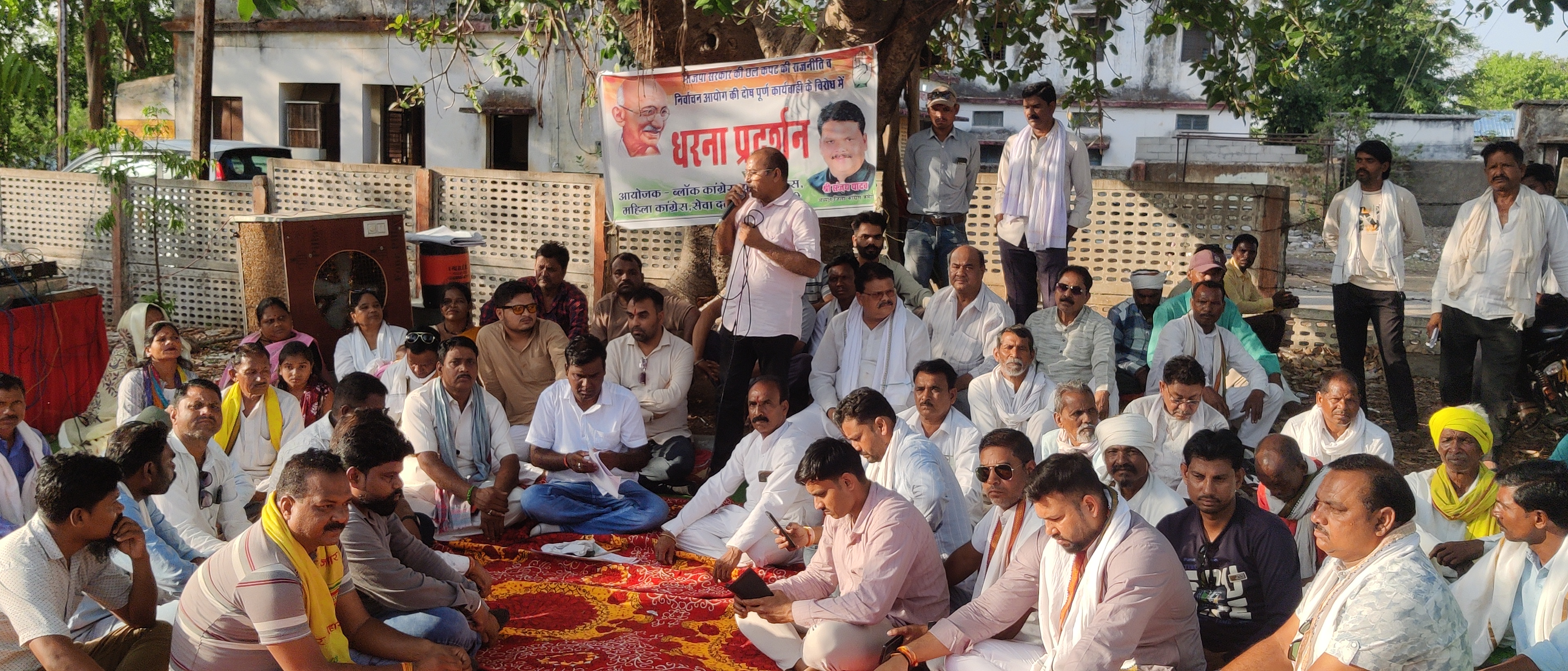 दिनभर गांधीवादी रूप से धरना शाम को उग्र आंदोलन पुतलादहन 