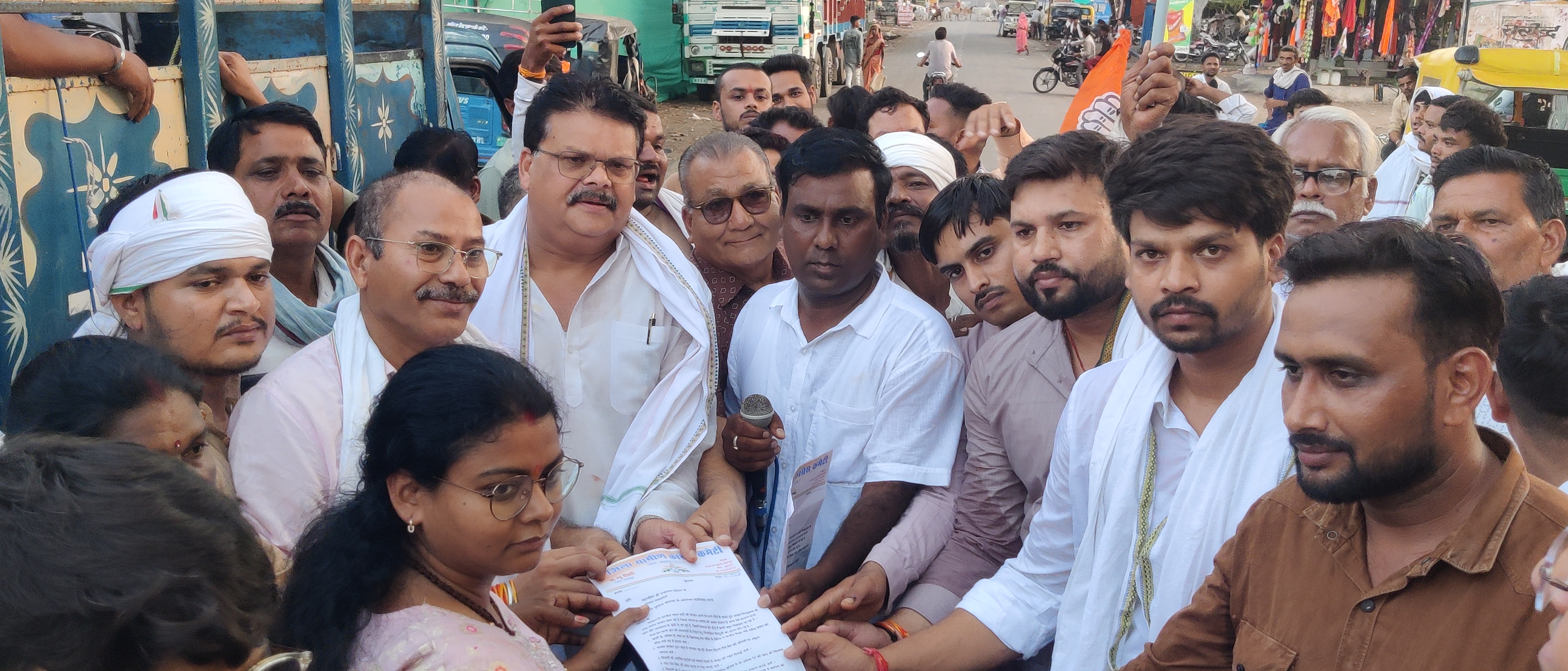 दिनभर गांधीवादी रूप से धरना शाम को उग्र आंदोलन पुतलादहन 