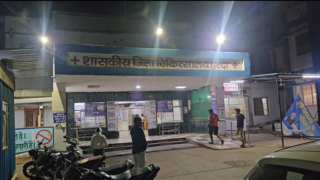 सड़क हादसे में एक कि मौत 2 घायल 1 की हालत गंभीर गम्भीर घयसल को प्राथमिक उपचार के बाद जिला अस्पताल से भोपाल रेफर किया गया 