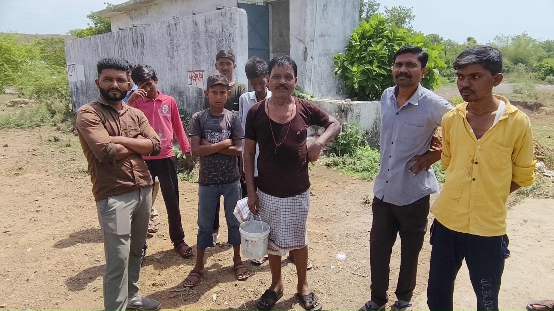  वार्ड क्रमांक 20 में सार्वजनिक शौचालय पूर्ण रूप से क्षतिग्रस्त, गंदगी का लगा अंबर, पानी की व्यवस्था भी नहीं
