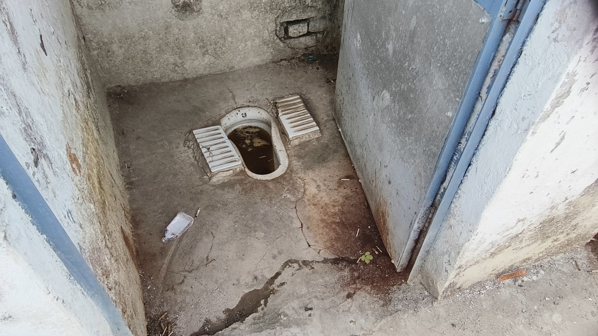  वार्ड क्रमांक 20 में सार्वजनिक शौचालय पूर्ण रूप से क्षतिग्रस्त, गंदगी का लगा अंबर, पानी की व्यवस्था भी नहीं
