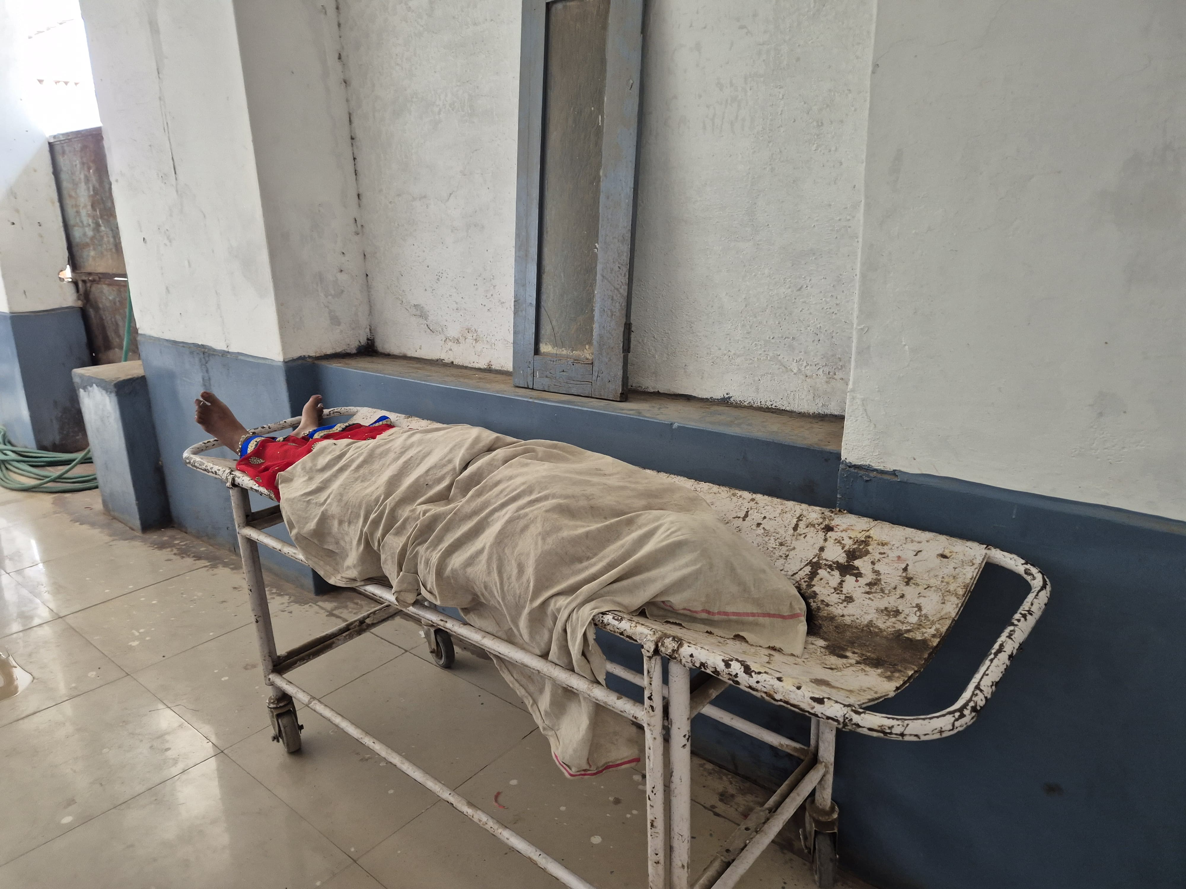 सांप को बचाने में फिसली बाइक पत्नी की मौत पति घायल, दमोह के गैसाबाद थाना क्षेत्र की घटना