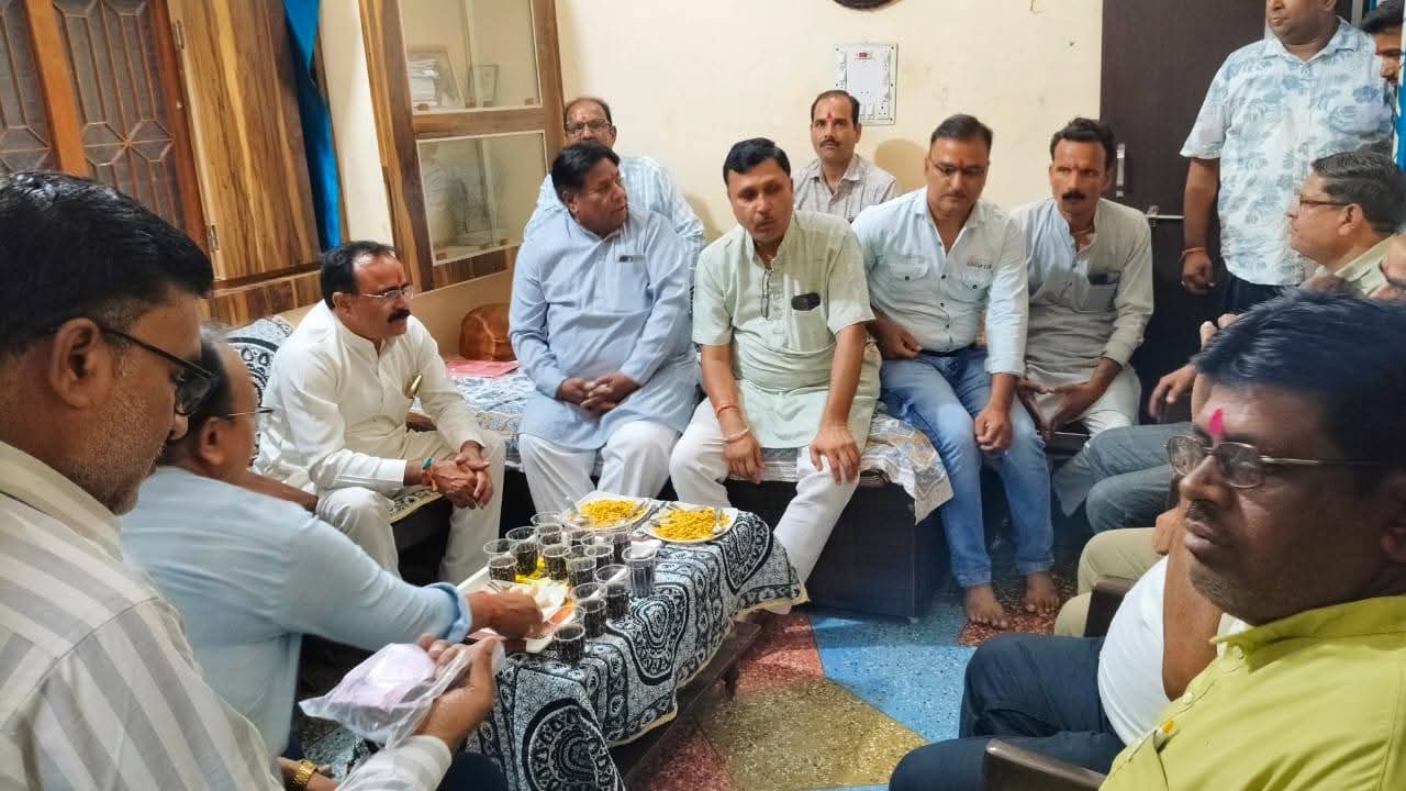 प्रबुद्ध जन बैठक में शामिल हुए विधायक बृजेन्द्र सिंह
