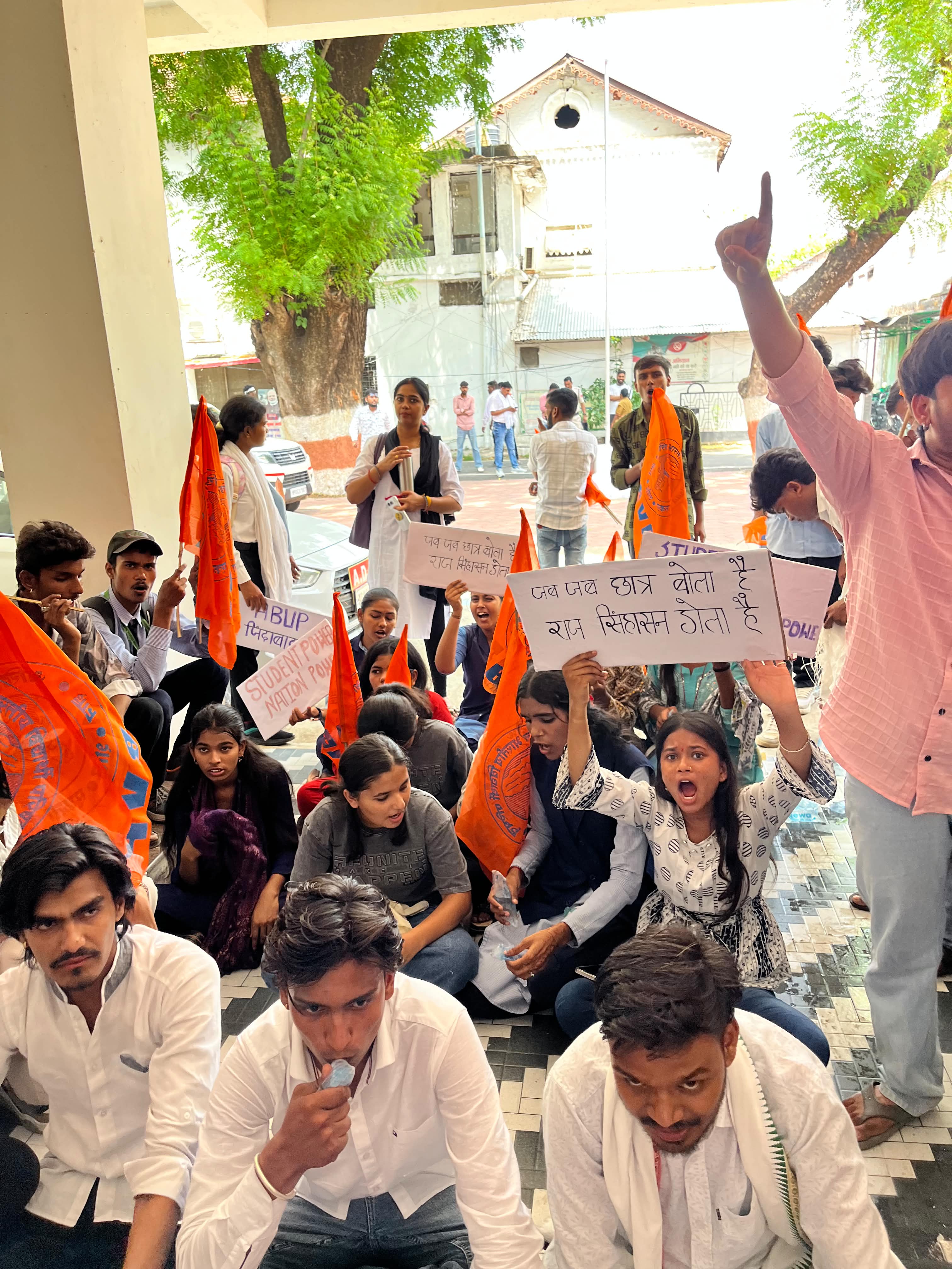 नर्मदा महाविद्यालय में विधि पाठ्यक्रम नियमित करने की मांग को लेकर एबीवीपी का प्रदर्शन