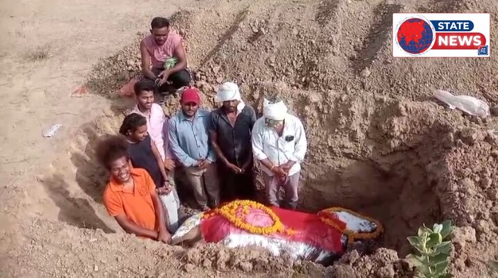 मंडलेश्वर में नंदी बाबा की सड़क हादसे में मृत्यु, विहिप-बजरंग दल ने विधि-विधान से किया अंतिम संस्कार