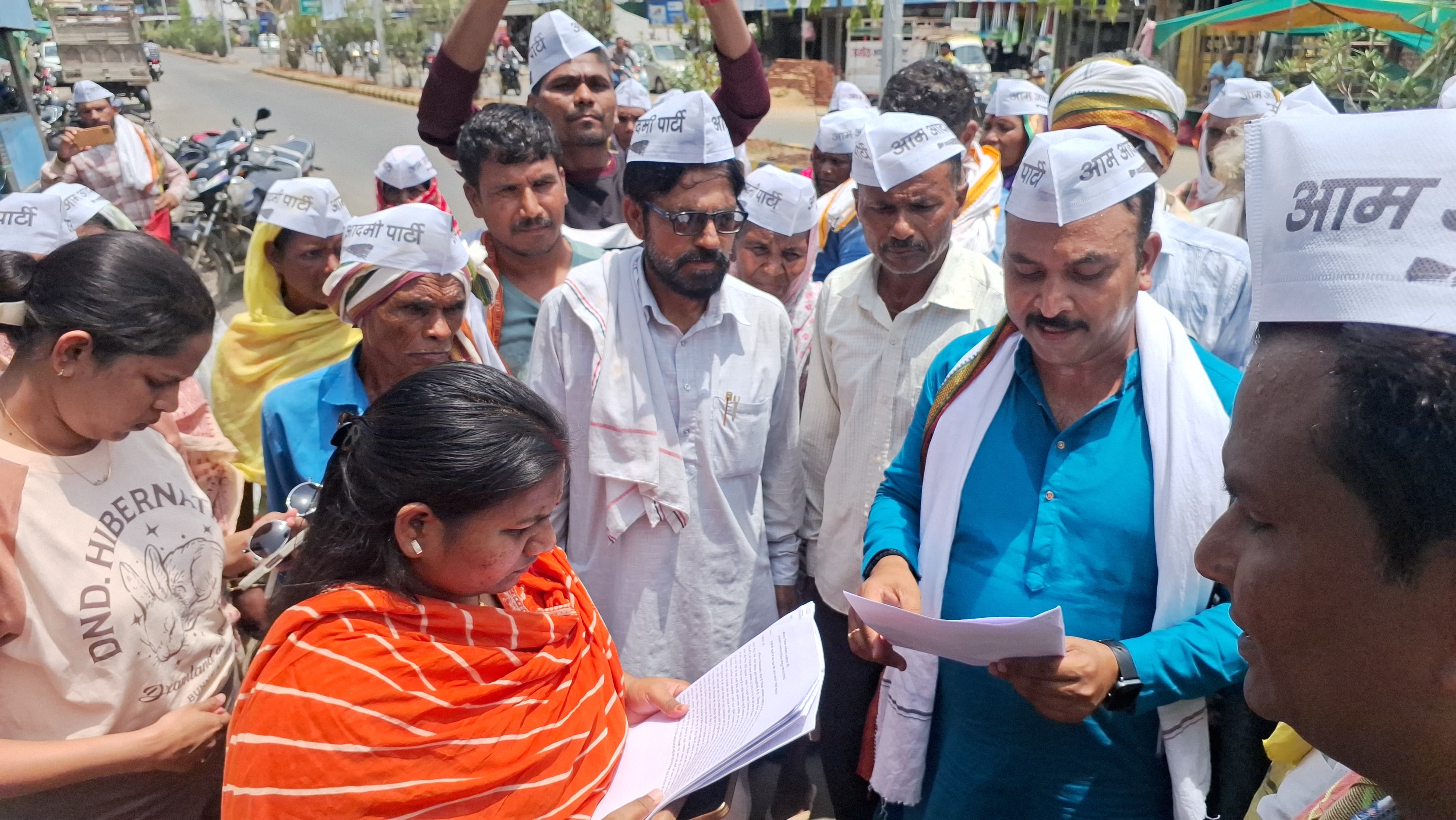 मृत खाताधारकों के नाम पर चलता रहा केसीसी लोन का खेल?  संदिग्ध लेन-देन के विरोध में आम आदमी पार्टी ने किसानों के साथ किया प्रदर्शन