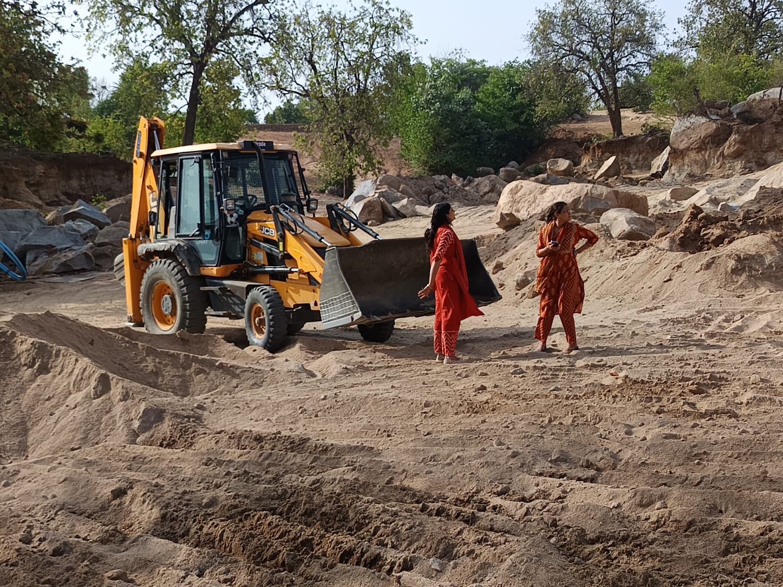एक करोड़ की मशीनरी पर चला प्रशासन का शिकंजा, अवैध रेत खनन के खिलाफ बड़ी कार्रवाई