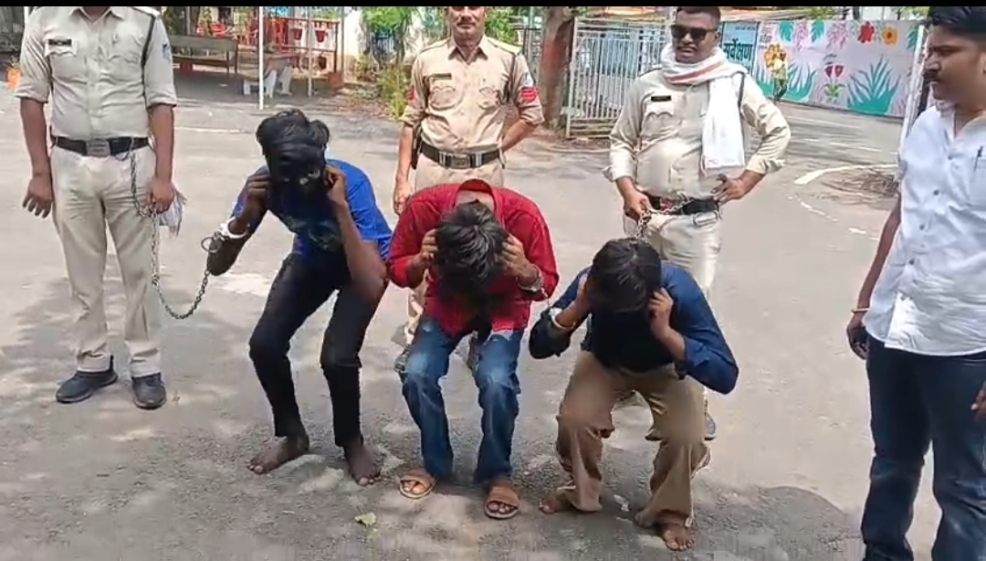 हरदा 3 चेन स्नैचर चढ़े पुलिस के हत्थे 100 CCTV कैमरों की मदद से 70 किलोमीटर दूर से बदमाशो को गिरफ्तार का हरदा लाया गया  