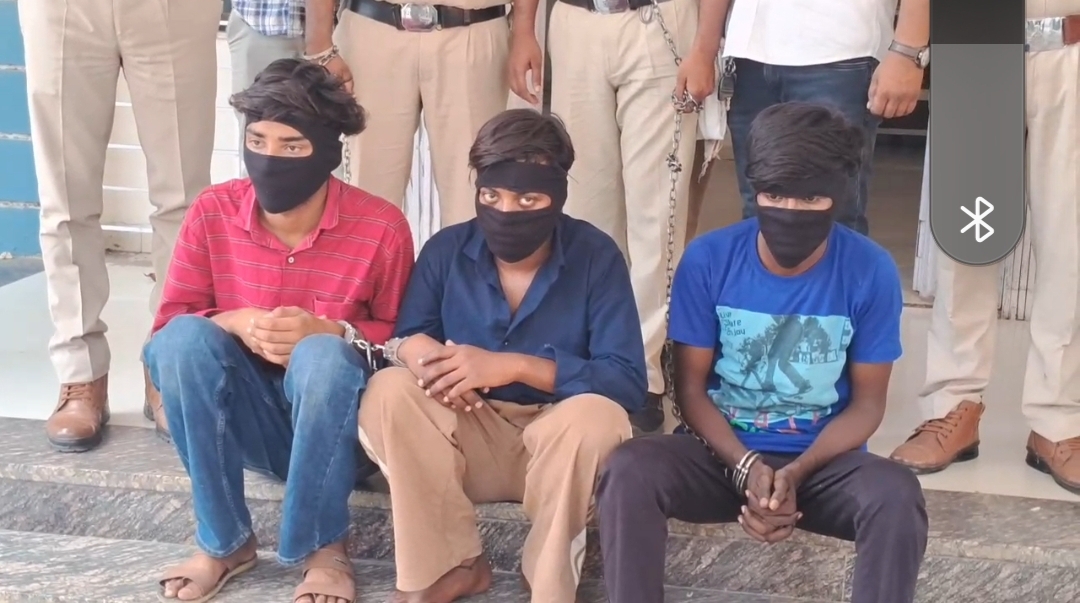 हरदा 3 चेन स्नैचर चढ़े पुलिस के हत्थे 100 CCTV कैमरों की मदद से 70 किलोमीटर दूर से बदमाशो को गिरफ्तार का हरदा लाया गया  