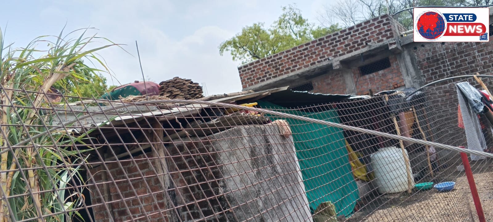  50 साल पुराने जर्जर तारों के साये में जीने को मजबूर सल्लमगढ़ के ग्रामीण,  
