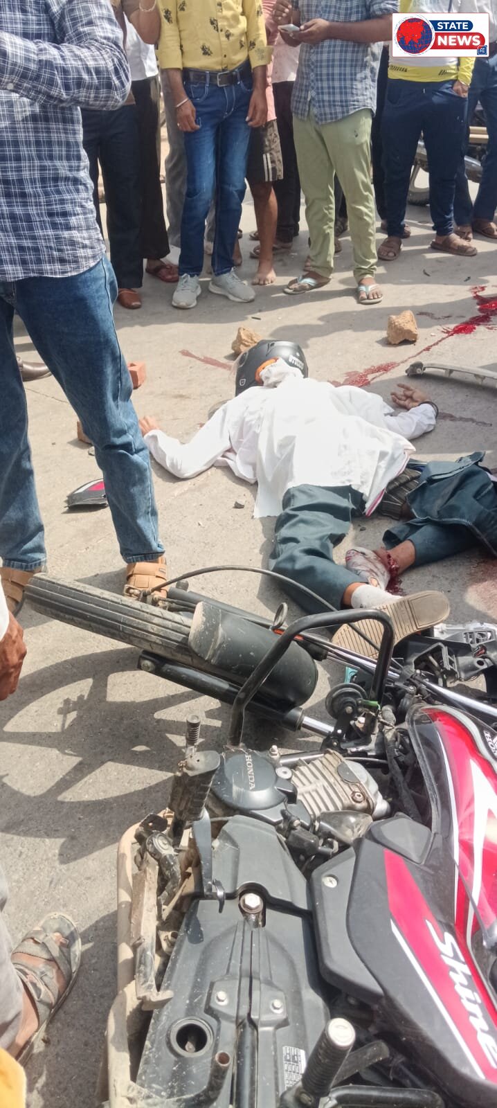 बोलेरो पिकअप की टक्कर से बाइक सवार दो युवकों की दर्दनाक मौत, एक गंभीर घायल