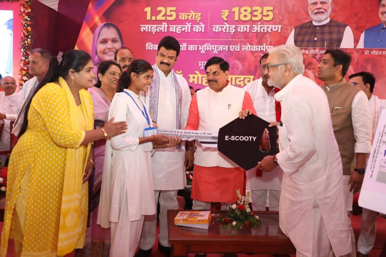 मुख्यमंत्री ने वितरित किए लाभ और किया सम्मान