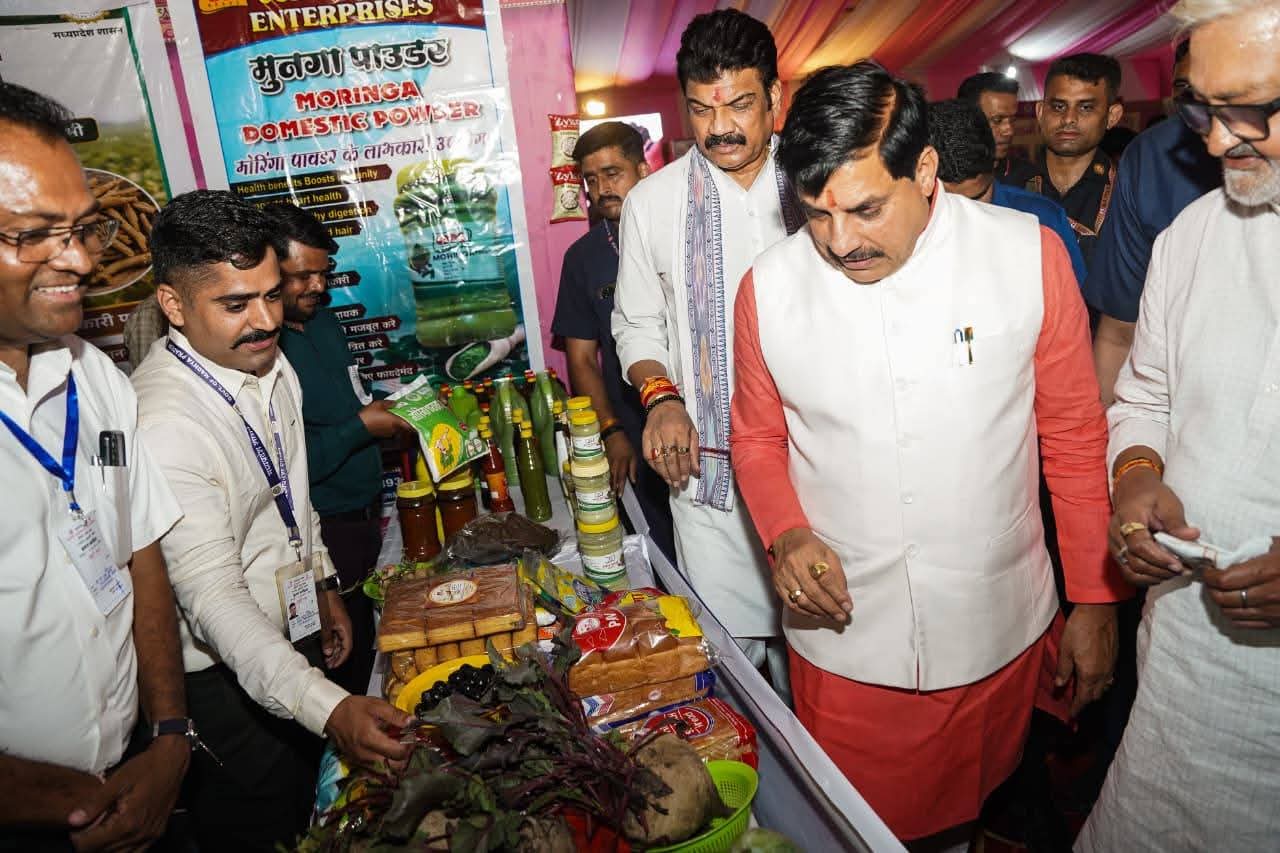 मुख्यमंत्री डॉ. मोहन यादव ने केसली में विभिन्न विभागों की विकासात्मक प्रदर्शनियों का किया अवलोकन