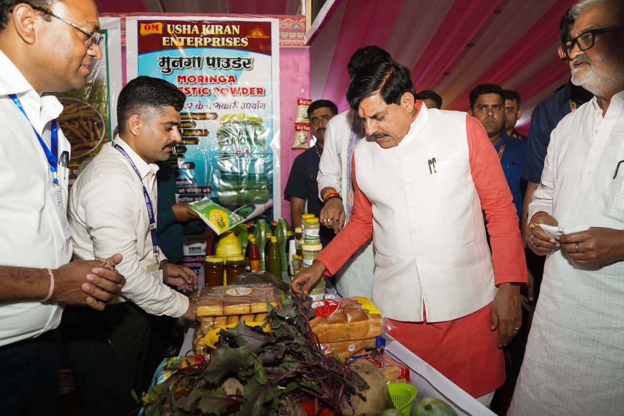 मुख्यमंत्री डॉ. मोहन यादव ने केसली में विभिन्न विभागों की विकासात्मक प्रदर्शनियों का किया अवलोकन