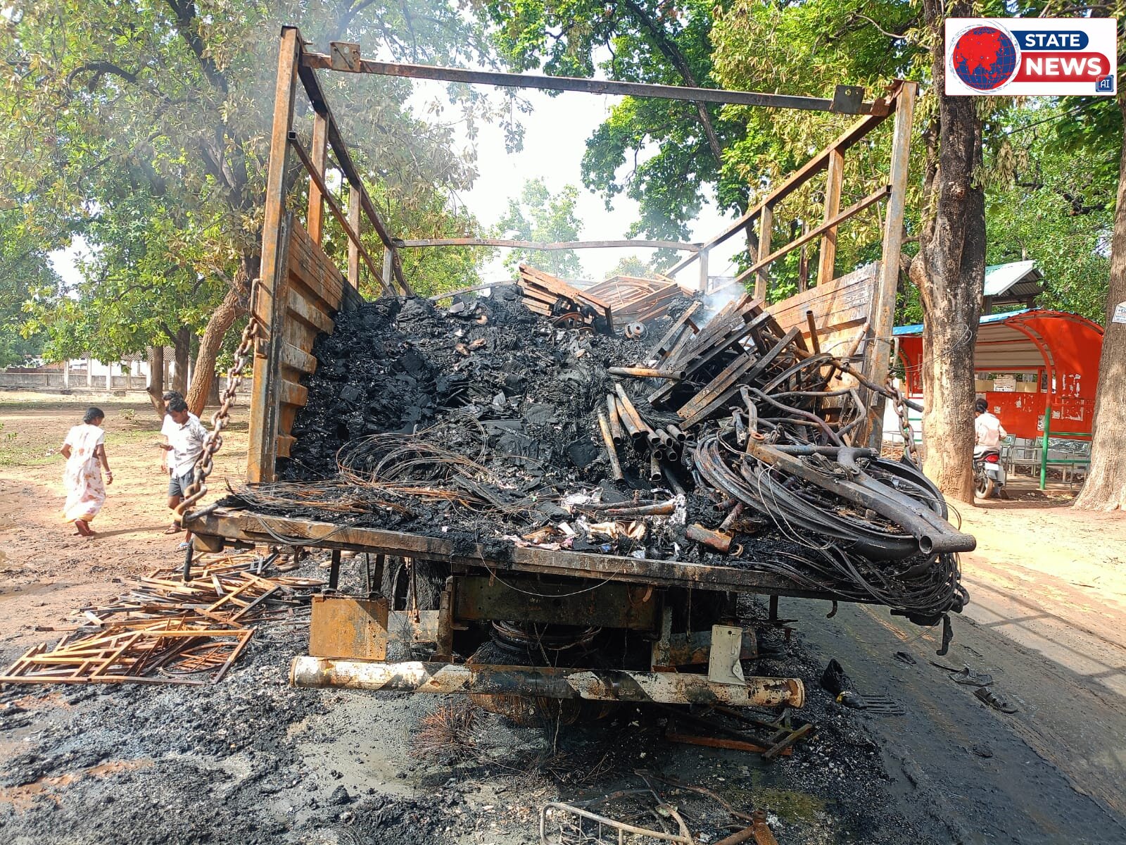 रात के सन्नाटे में धू-धू कर जला छह चकिया ट्रक, लाखों का नुकसान_ _इंदवार थाना क्षेत्र के बरही-मानपुर मार्ग एसएच-10 पर स्थित पनपथा गांव 