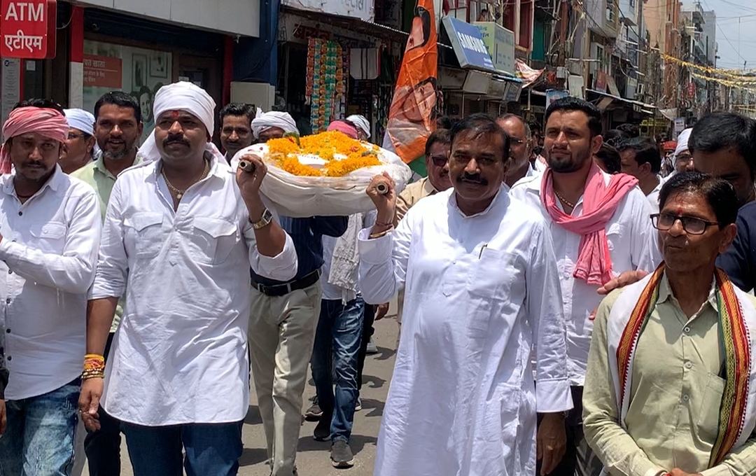 राज्यसभा सांसद उम्मीदवार मिनाक्षी नटराजन का नामांकन खारिज होने पर आज युवक कांग्रेस ने चुनाव आयोग की शव यात्रा निकालकर विरोध जताया 