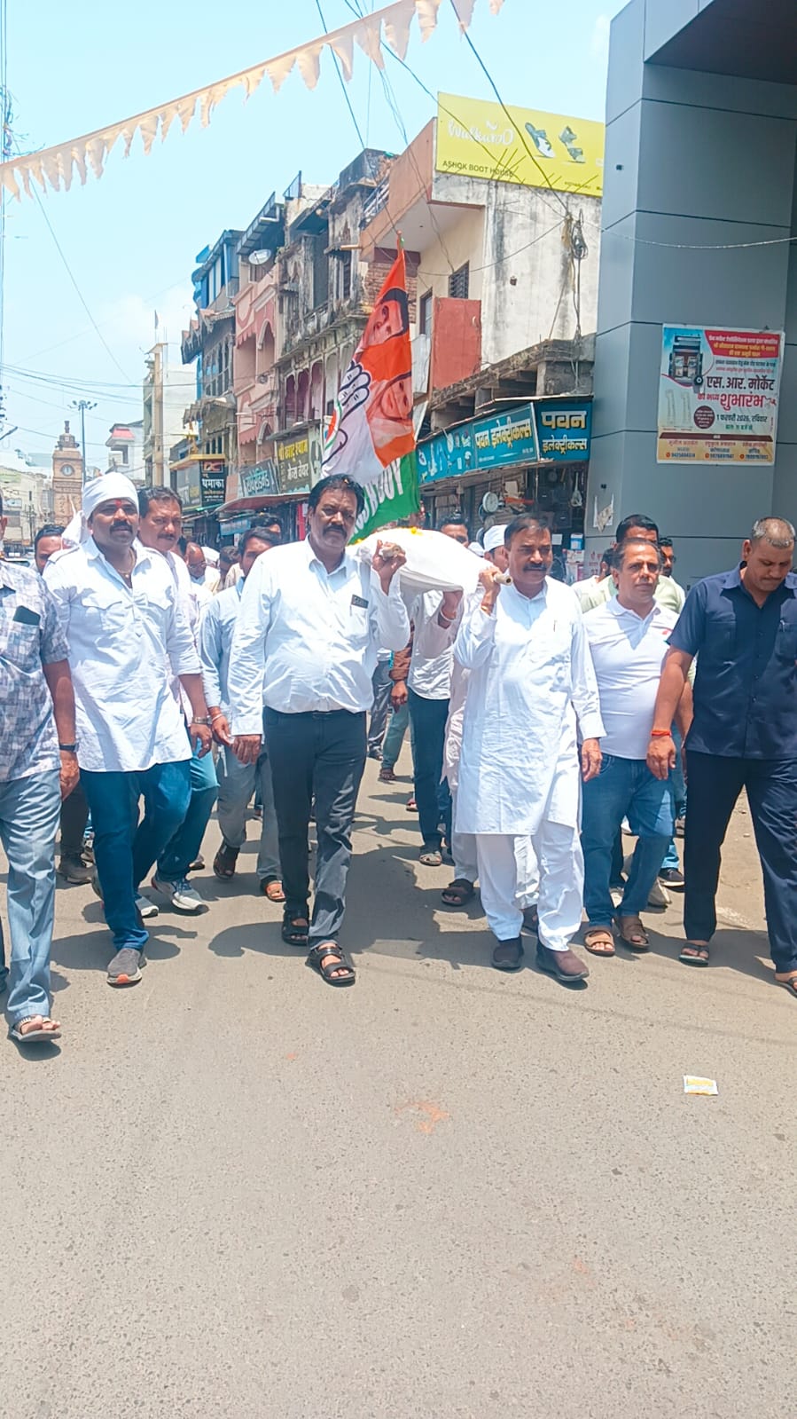 राज्यसभा सांसद उम्मीदवार मिनाक्षी नटराजन का नामांकन खारिज होने पर आज युवक कांग्रेस ने चुनाव आयोग की शव यात्रा निकालकर विरोध जताया 