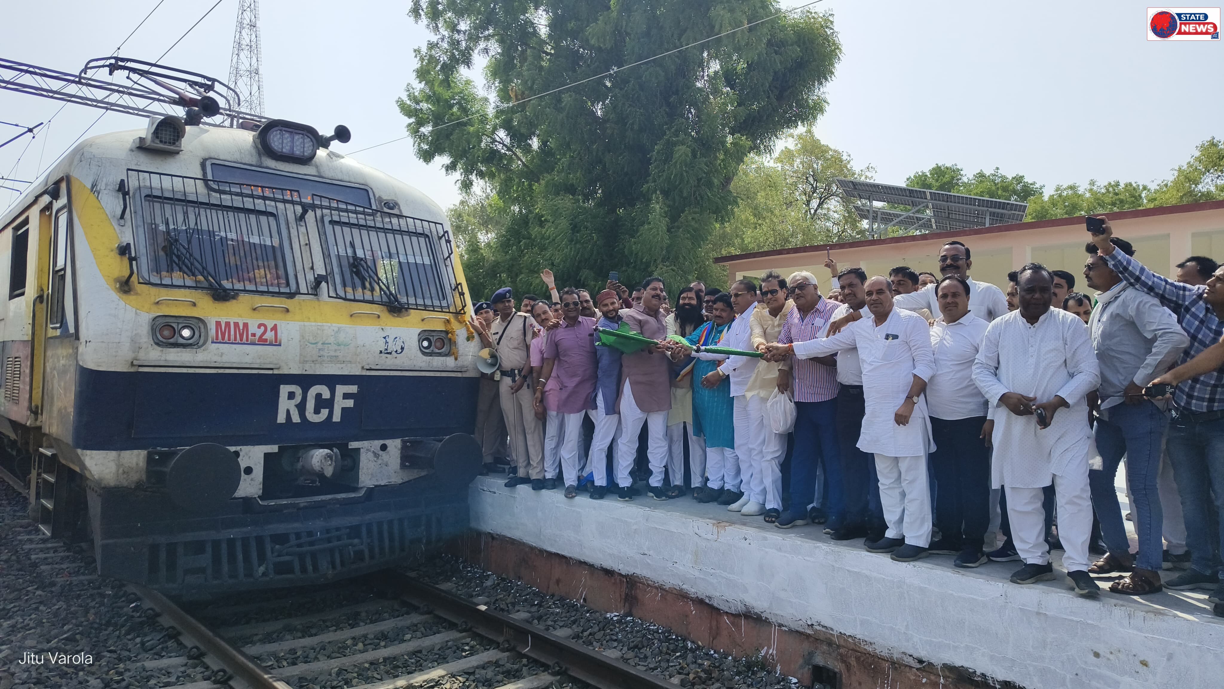 हरी झंडी की चमक फीकी: मेमू चली, लेकिन छीनी गई सुविधाओं का हिसाब मांग रहे यात्री