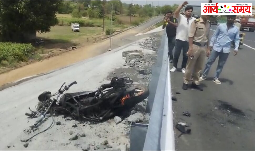 Jabalpur News: नर्मदा पुल में बाइक सवारों को तेज रफ्तार डंपर ने रौंदा, दो युवकों की मौत एक महिला गंभीर, बाइक में लगी आग 