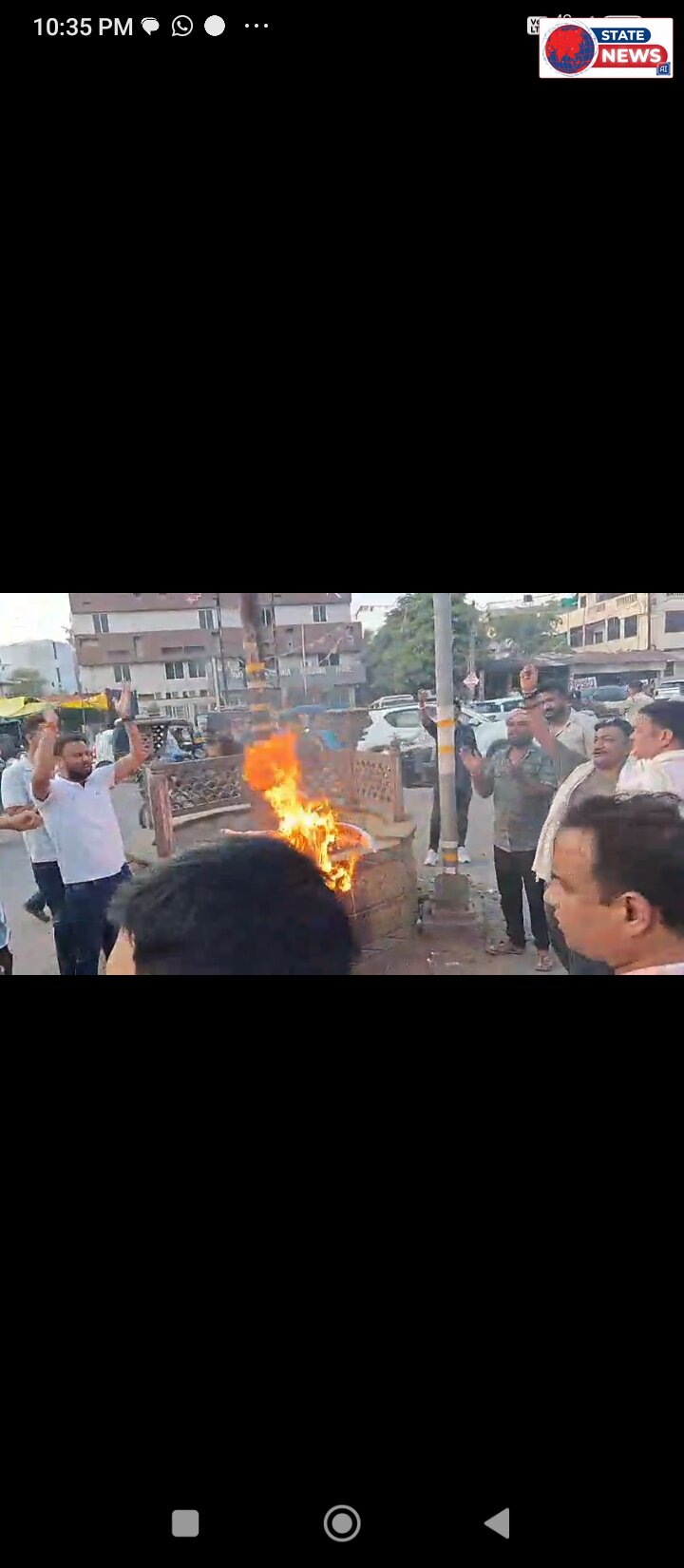 चुनाव आयोग का पुतला दहन, नामांकन निरस्त करने पर कांग्रेस का विरोध प्रदर्शन