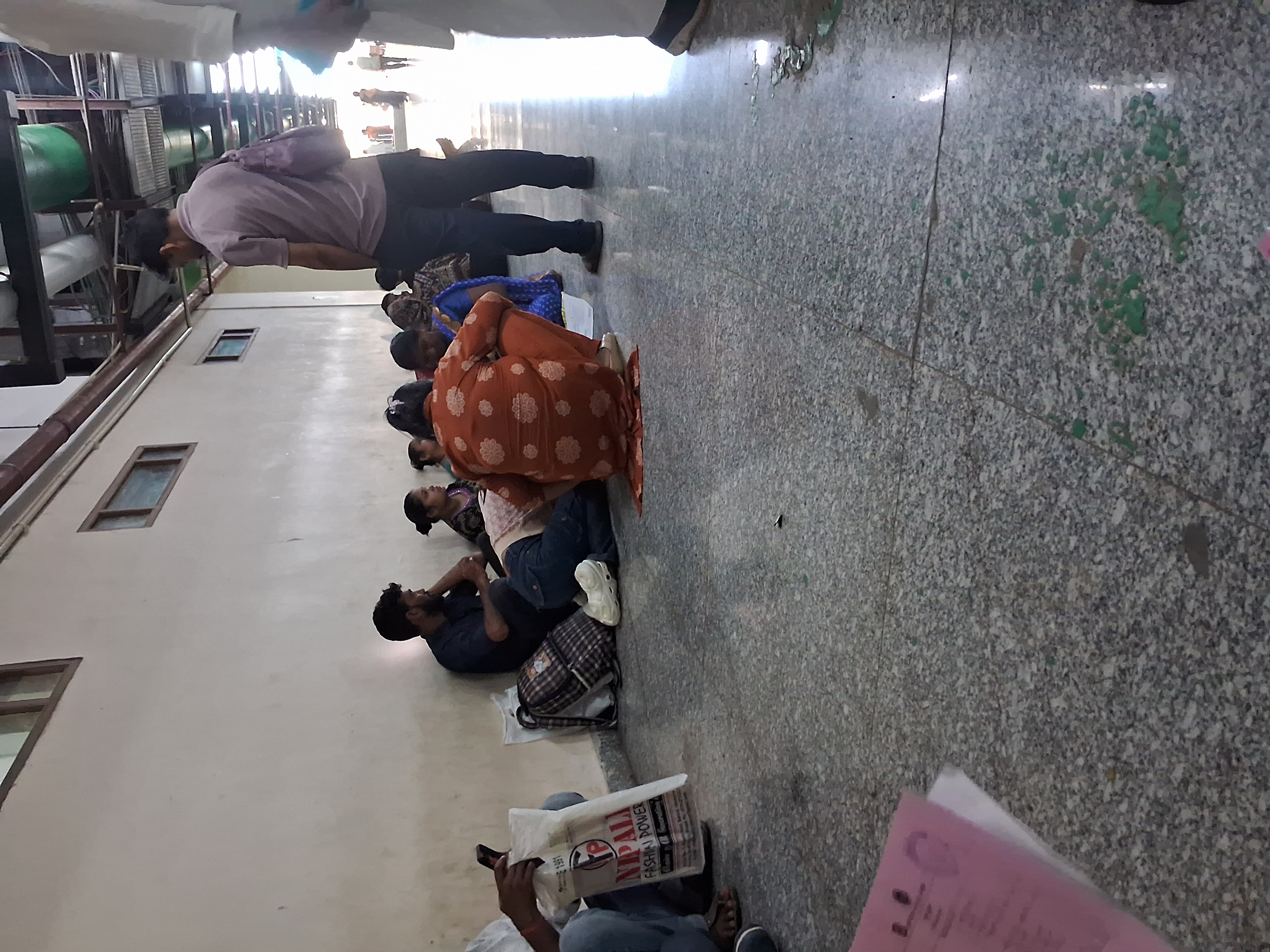 Bhopal hamidiya hospital mai birth certificate ke liye lambi katar