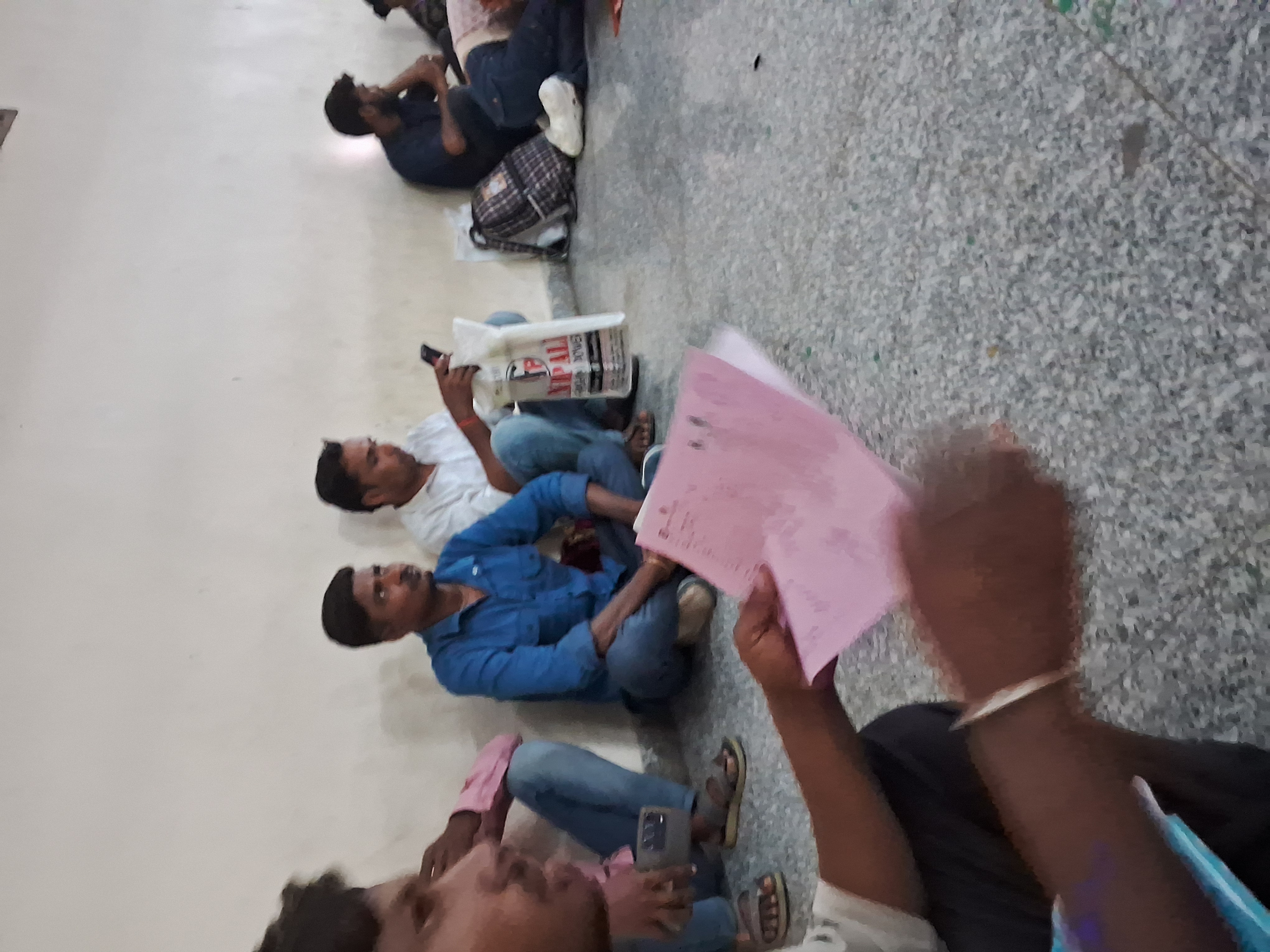 Bhopal hamidiya hospital mai birth certificate ke liye lambi katar