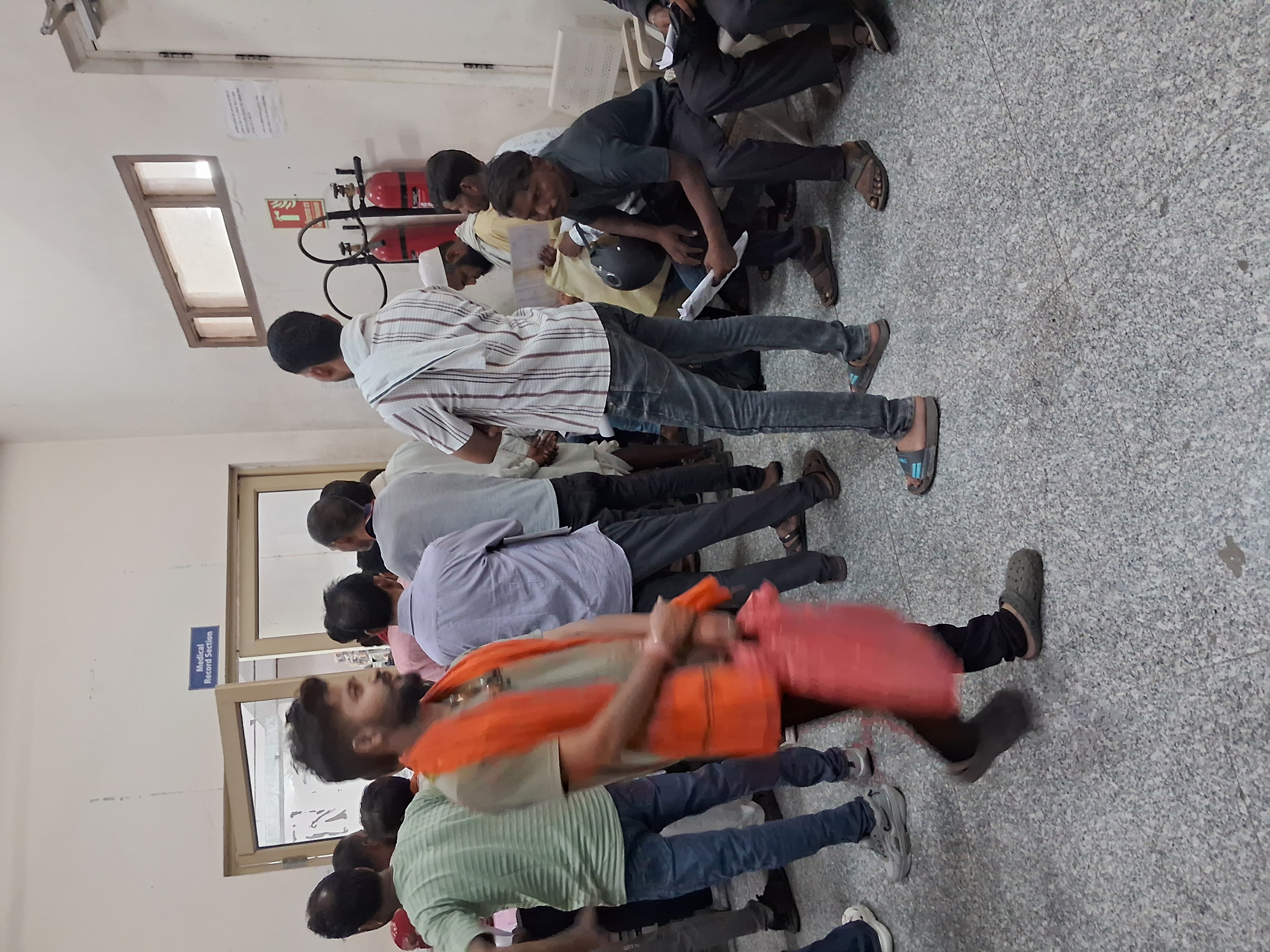 Bhopal hamidiya hospital mai birth certificate ke liye lambi katar